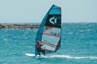 Los españoles  López y Navarro lideran el ibérico de windsurf slalom 